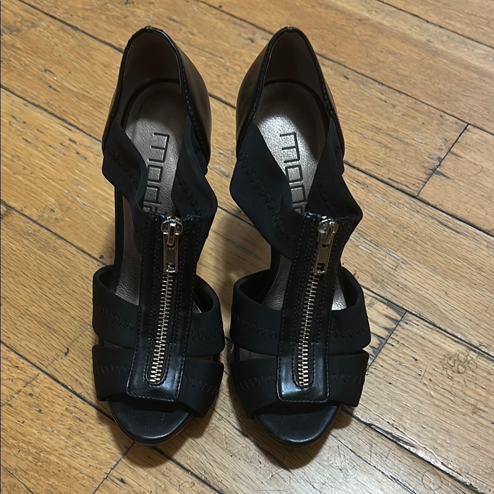 Moda Spana Black Heels with Zipper Details